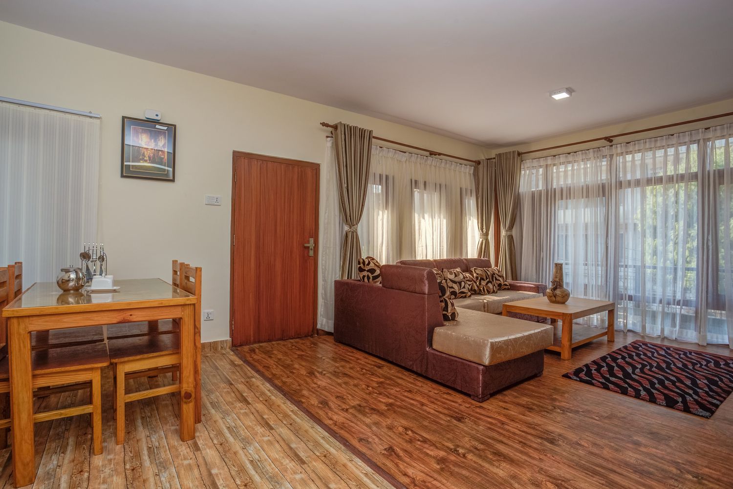 Cho Oyu Suite open-plan living, kitchen and dining