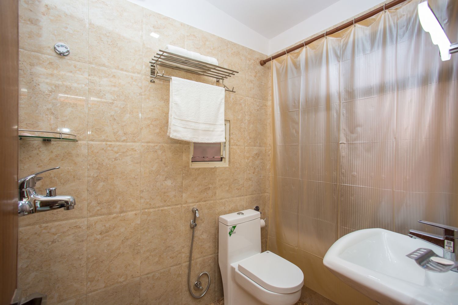 Makalu Plus — private en-suite bathroom with walk-in shower