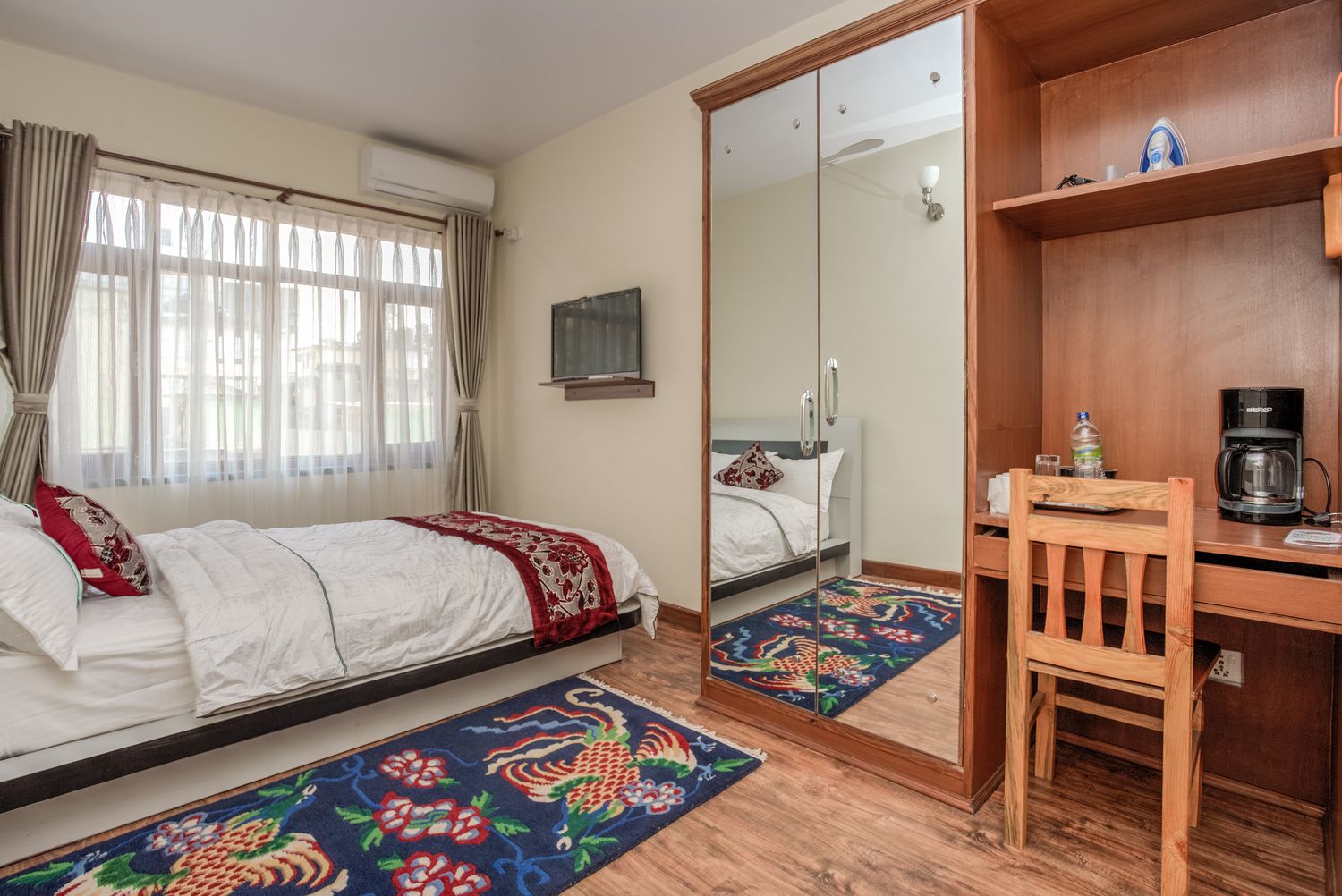 Manaslu Plus air-conditioned room with coffee maker and private bathroom