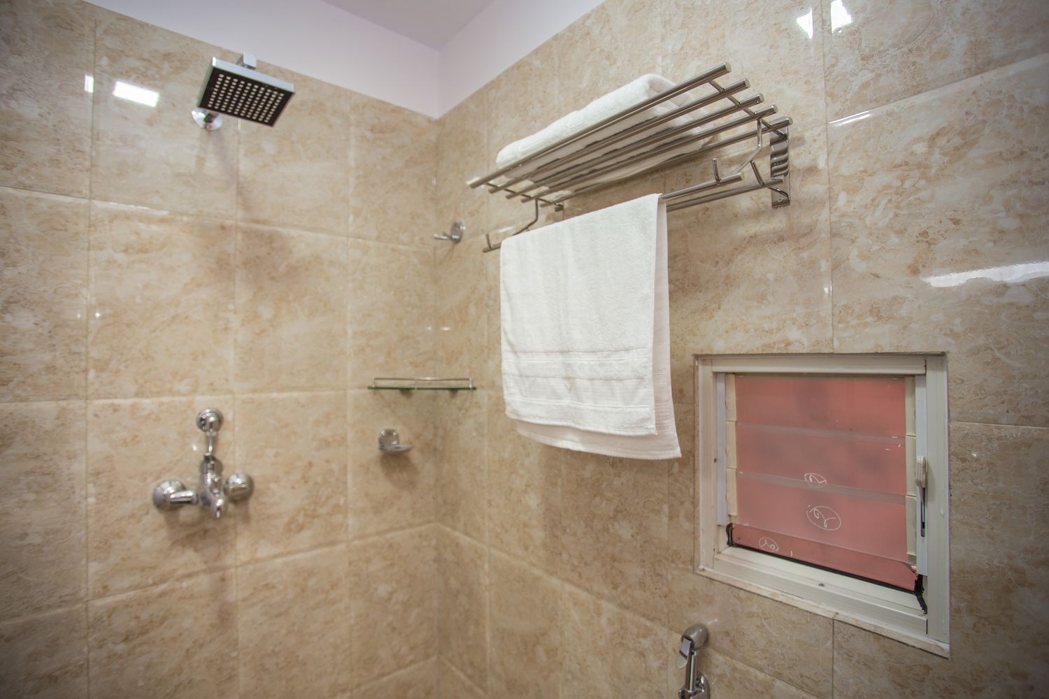 Manaslu Plus — en-suite bathroom with walk-in shower
