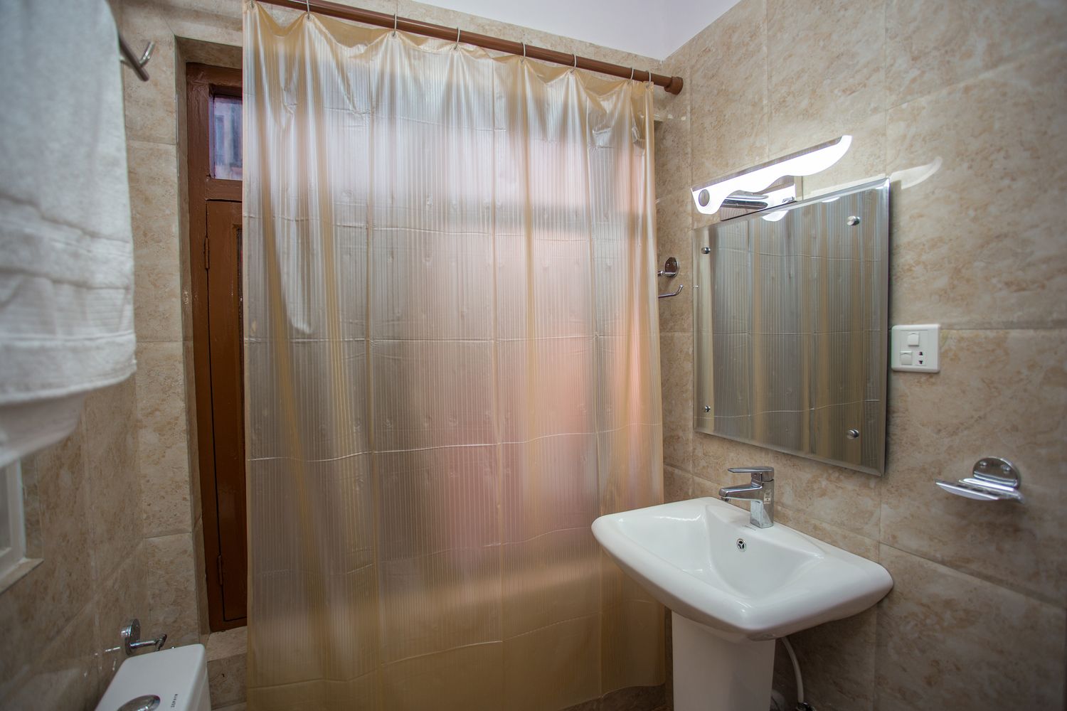 Manaslu Plus — washbasin and vanity mirror
