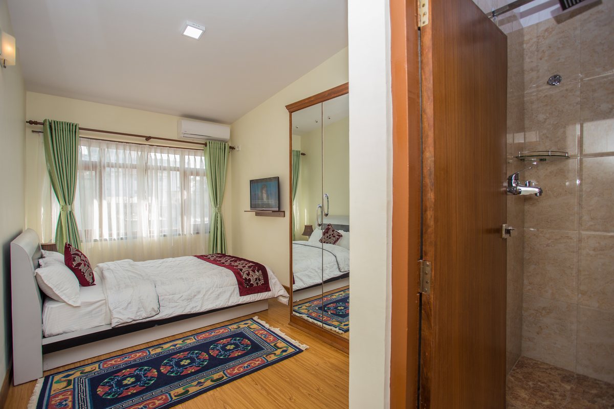 Makalu Plus air-conditioned bedroom with private bathroom